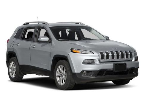 Used 2016 Jeep Cherokee Latitude FWD image 9
