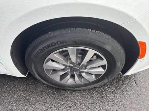 Used 2023 Chrysler Pacifica Touring-L FWD image 11
