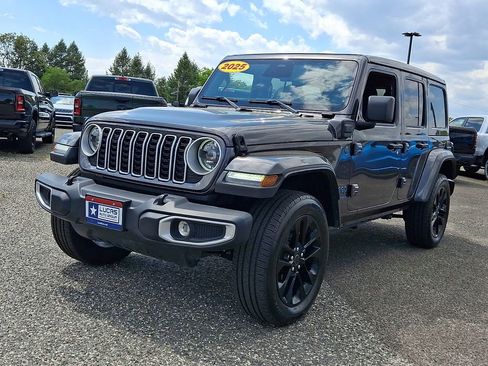 Used 2025 Jeep Wrangler Unlimited Sahara w/ Safety Group AWD/4WD image 5