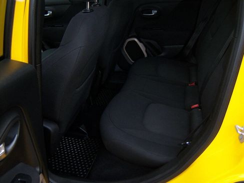 Used 2017 Jeep Renegade Latitude w/ Cold Weather Group image 10