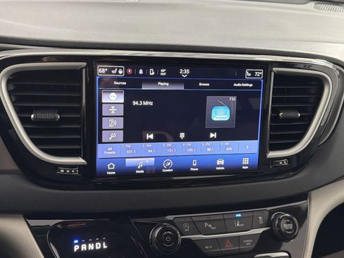 Used 2024 Chrysler Pacifica Touring-L image 18
