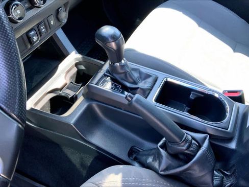 Used 2018 Toyota Tacoma TRD Off-Road image 16