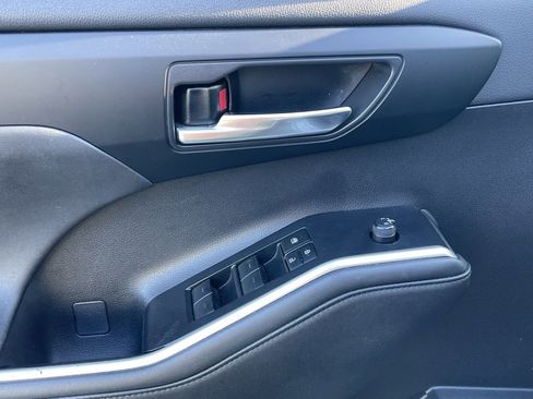 Used 2023 Toyota Highlander XLE image 12