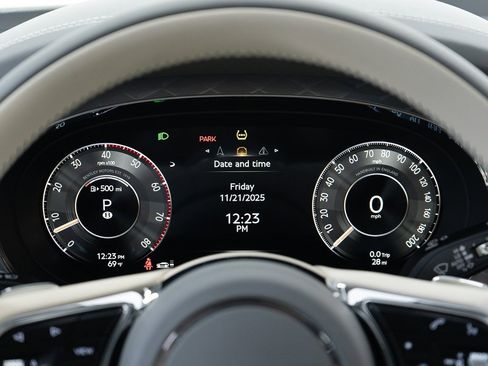 New 2025 Bentley Bentayga V8 image 38