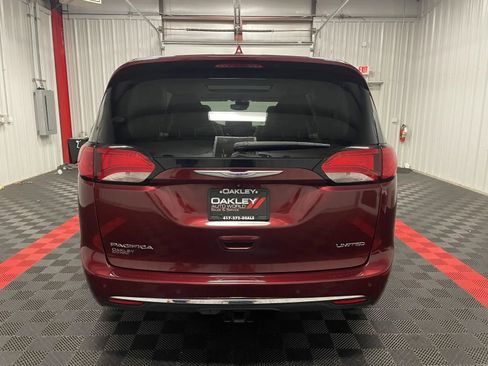 Used 2019 Chrysler Pacifica Limited w/ Tire & Wheel Group image 3