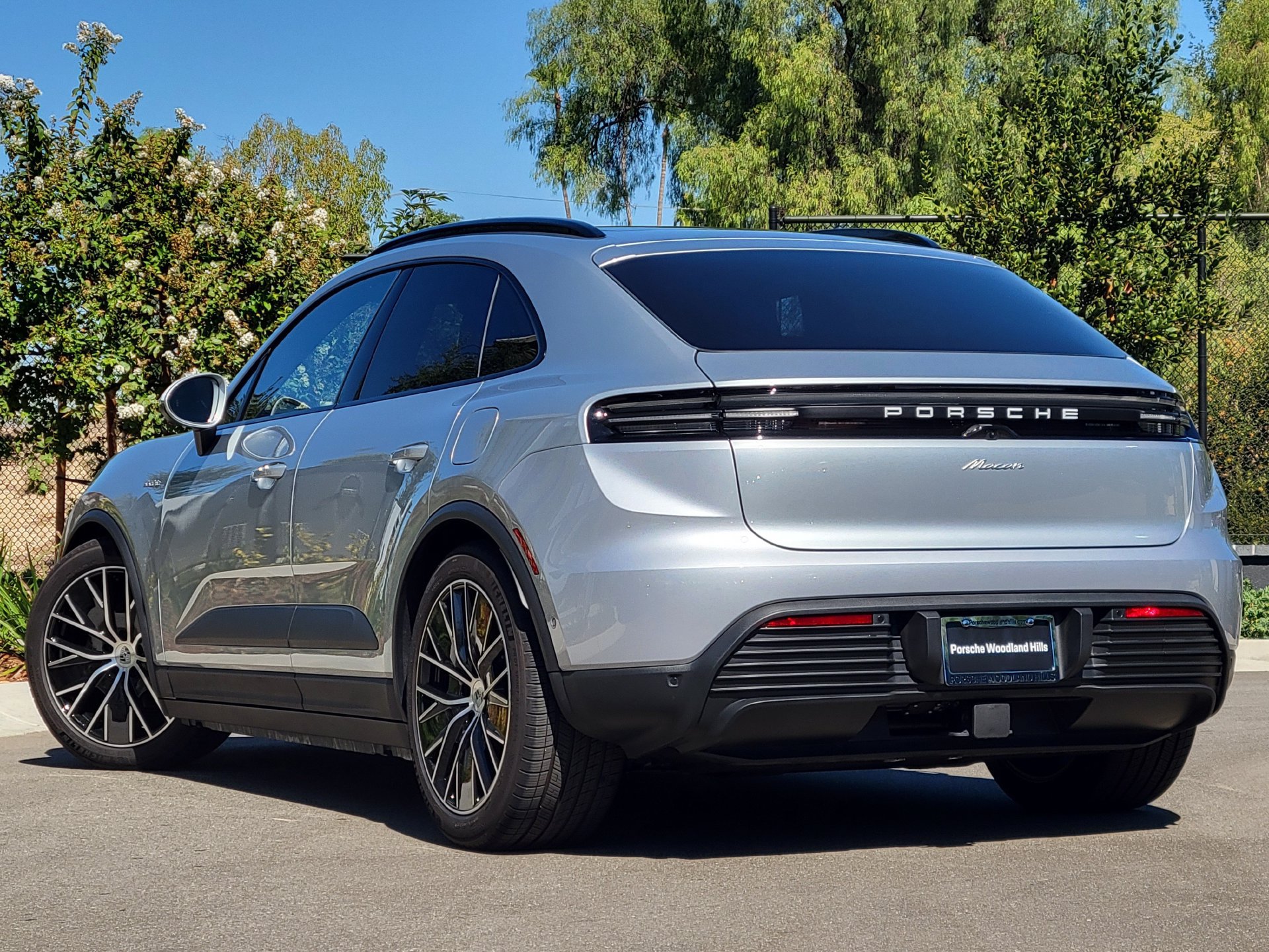 Used 2025 Porsche Macan Electric RWD image 3