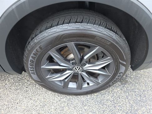 Used 2023 Volkswagen Tiguan SE w/ Panoramic Sunroof Package AWD/4WD image 8