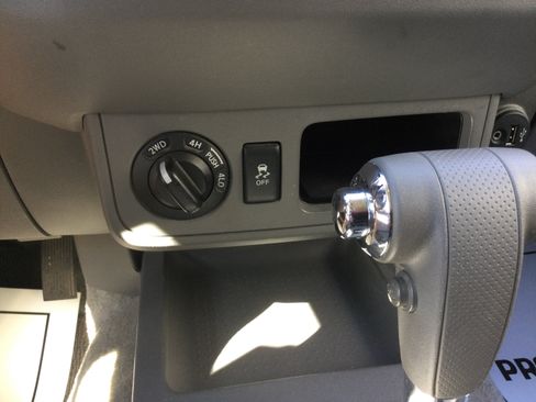 Used 2018 Nissan Frontier SV AWD/4WD image 12