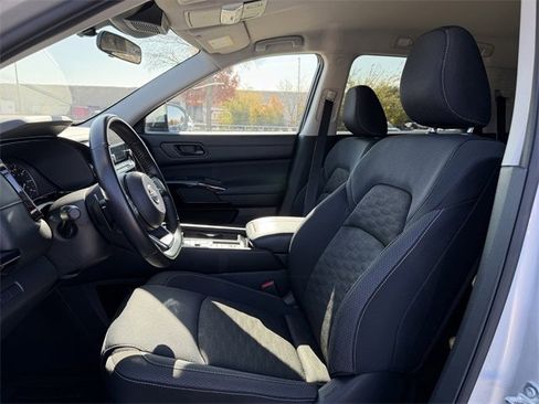 Used 2024 Nissan Pathfinder SV image 24