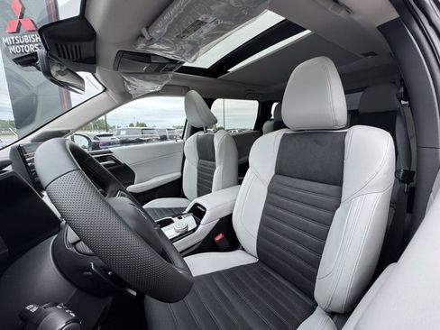 New 2025 Mitsubishi Outlander SE image 16