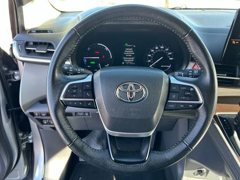 Used 2022 Toyota Sienna XLE image 10