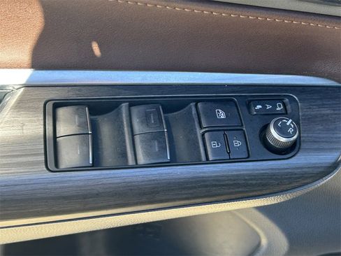 Used 2022 Toyota Venza Limited image 18