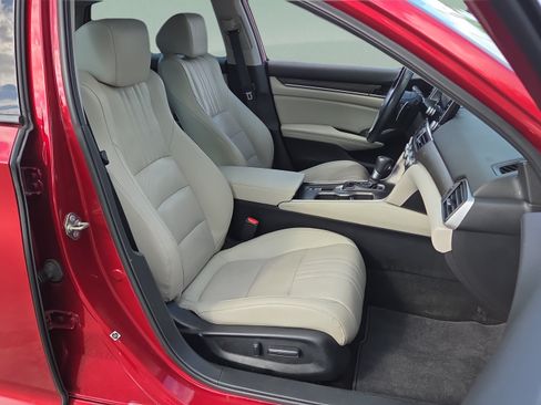 Used 2018 Honda Accord Touring image 17