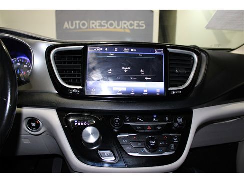 Used 2021 Chrysler Pacifica Touring-L image 28