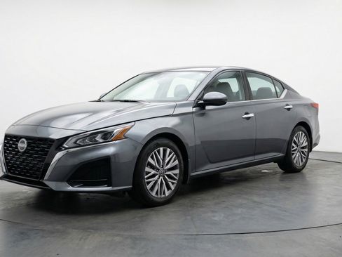 Used 2025 Nissan Altima 2.5 SV FWD image 3