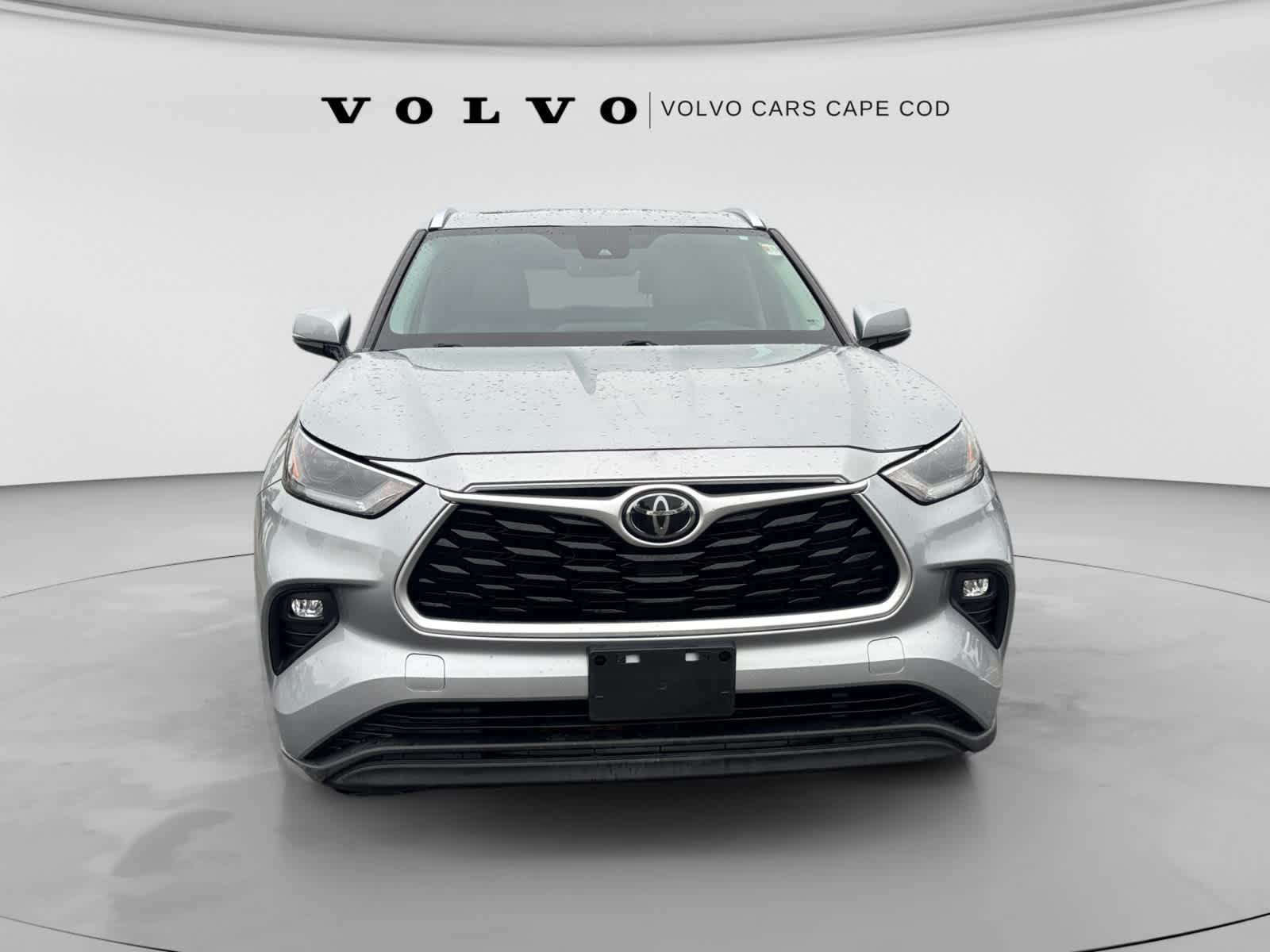 Used 2021 Toyota Highlander XLE AWD/4WD image 2