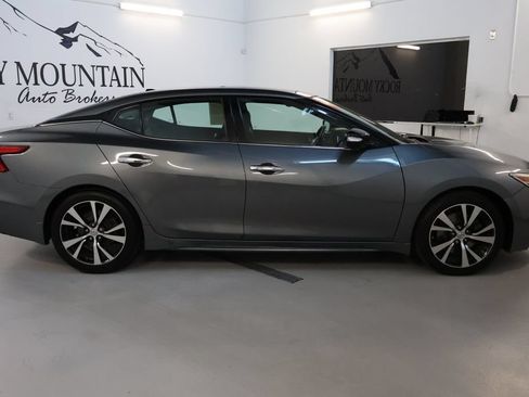 Used 2017 Nissan Maxima Platinum w/ Interior Lighting Package FWD image 8
