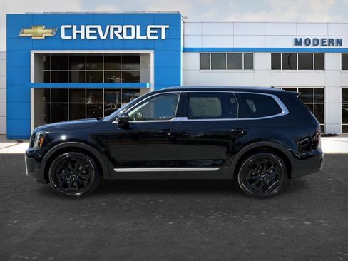 Used 2023 Kia Telluride EX w/ EX Captain's Chair Package image 2