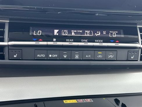 Used 2026 Toyota Sienna XLE FWD image 22