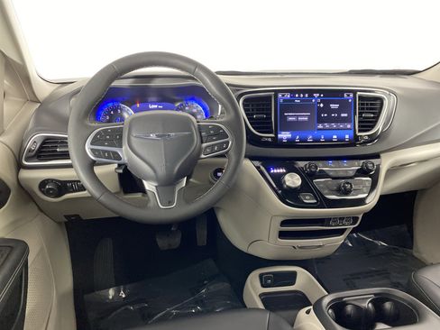 Used 2024 Chrysler Pacifica Touring-L image 19
