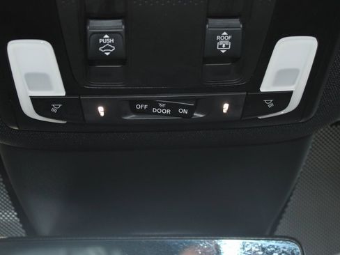 Used 2025 Honda Pilot TrailSport image 41