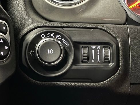 Used 2018 Jeep Wrangler Unlimited Sahara image 12