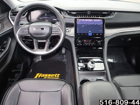 Used 2024 Jeep Grand Cherokee Limited w/ Black Appearance Package image 17