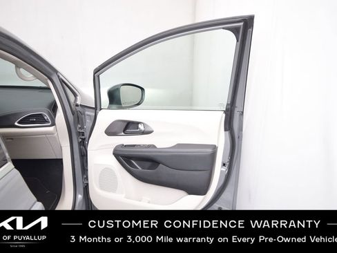 Used 2023 Chrysler Pacifica Touring-L image 15