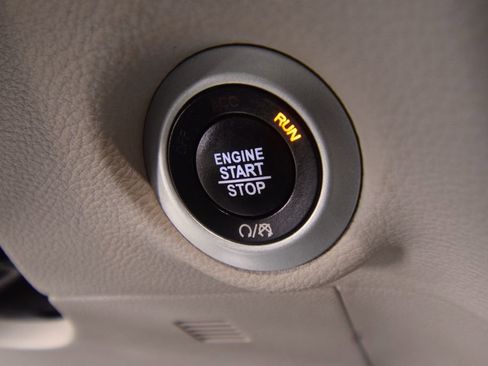 Used 2022 Chrysler Pacifica Touring-L image 35