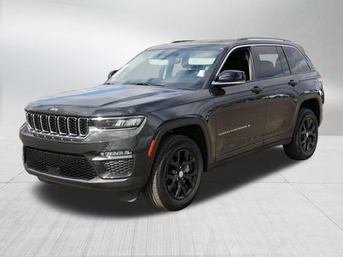 Used 2023 Jeep Grand Cherokee Limited AWD/4WD image 3