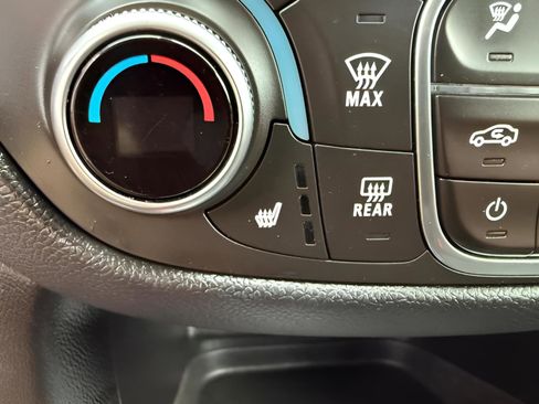 Used 2018 Chevrolet Equinox LT FWD image 23