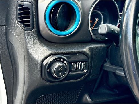 Used 2021 Jeep Gladiator Willys image 11