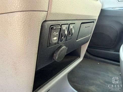 Used 2015 Toyota Sienna XLE w/ XLE Navigation Package FWD image 18