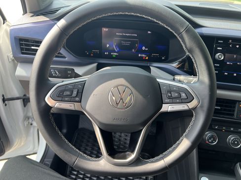 Certified 2022 Volkswagen Taos SE FWD image 16
