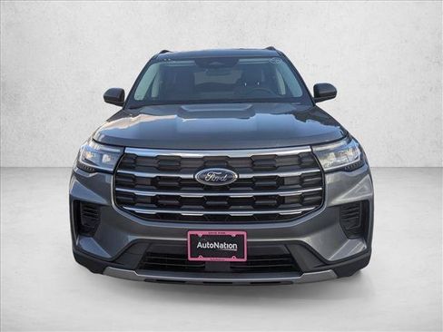 Used 2025 Ford Explorer Active RWD image 2