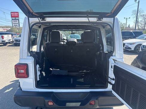 Used 2022 Jeep Wrangler Unlimited Sahara AWD/4WD image 9
