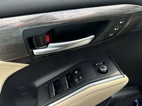 Used 2023 Toyota Highlander Platinum image 15