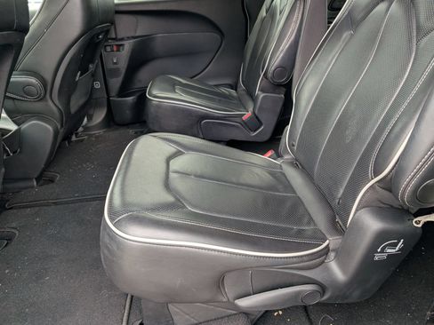 Used 2025 Chrysler Pacifica Limited FWD image 7