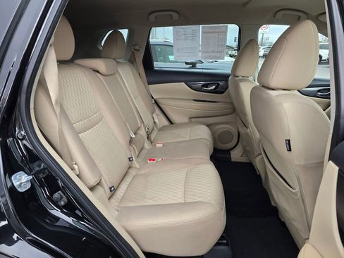 Used 2017 Nissan Rogue SV w/ SV Premium Package image 14