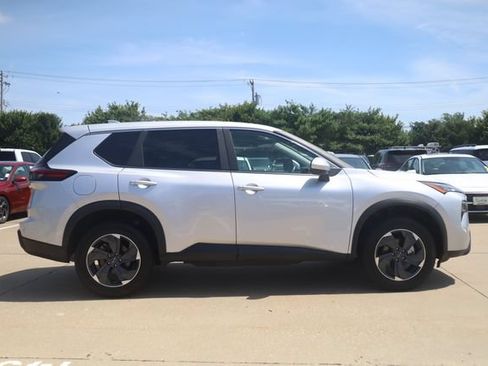 Used 2025 Nissan Rogue SV FWD image 4