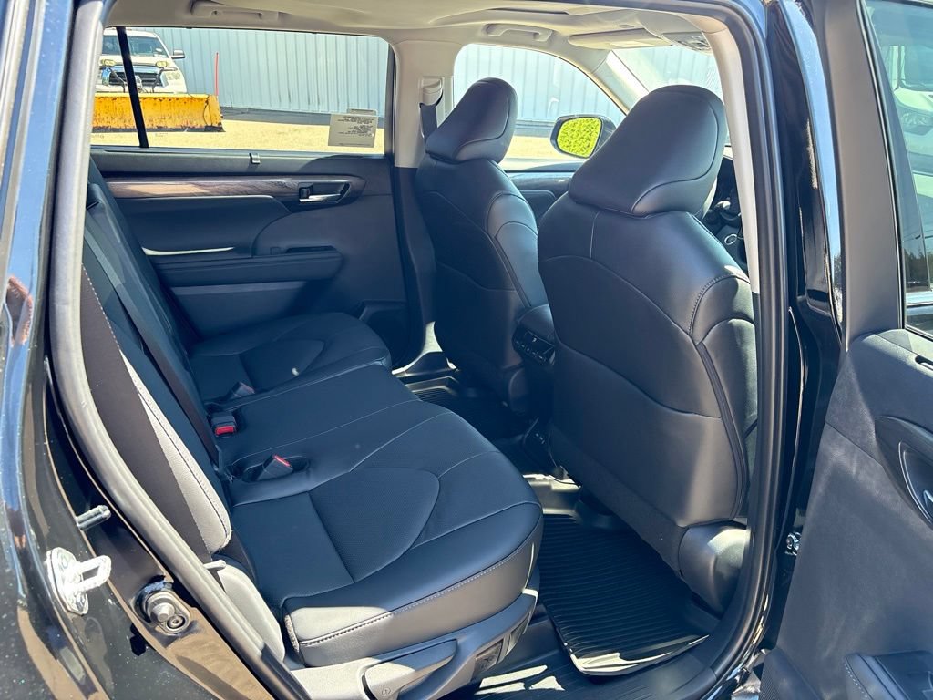 Certified 2026 Toyota Highlander Limited AWD/4WD image 18