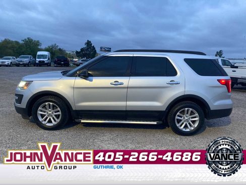 Used 2017 Ford Explorer FWD image 2