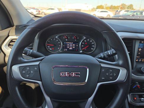 Used 2023 GMC Acadia SLE image 11