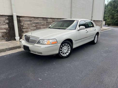 Used 2006 Lincoln Town Car Signature image 2