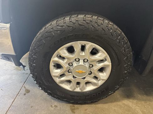 Used 2023 Chevrolet Silverado 2500 LT w/ Convenience Package image 7