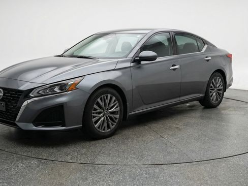 Used 2025 Nissan Altima 2.5 SV image 3