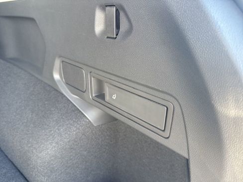 Used 2024 Volkswagen Tiguan SE image 29