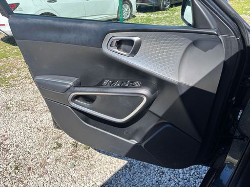 Used 2025 Kia Soul LX w/ LX Technology Package FWD image 18