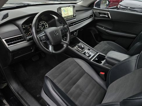 Used 2024 Mitsubishi Outlander SE Black Edition image 7