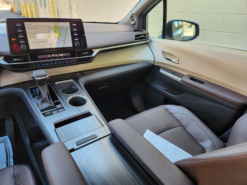 Used 2024 Toyota Sienna Platinum image 14